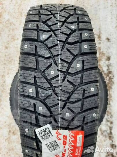 Bridgestone Blizzak Spike-02 215/55 R17 112