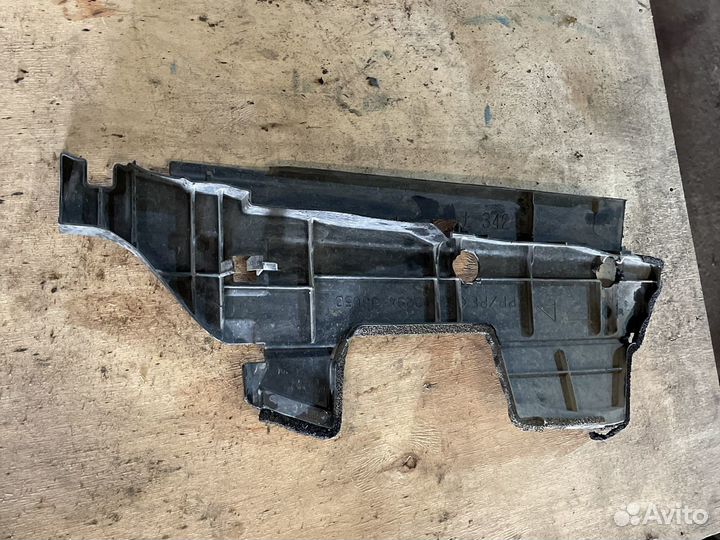 Дефлектор радиатора левый toyota camry V40 3,5