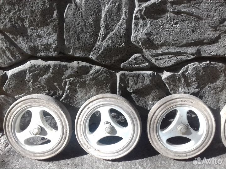 Колеса для детской коляски или тележек,тачек и т.д