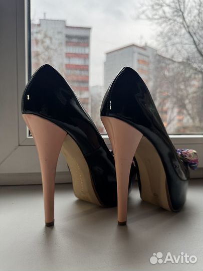Туфли на высоком каблуке