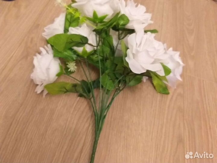 Искусственные цветы белые розы