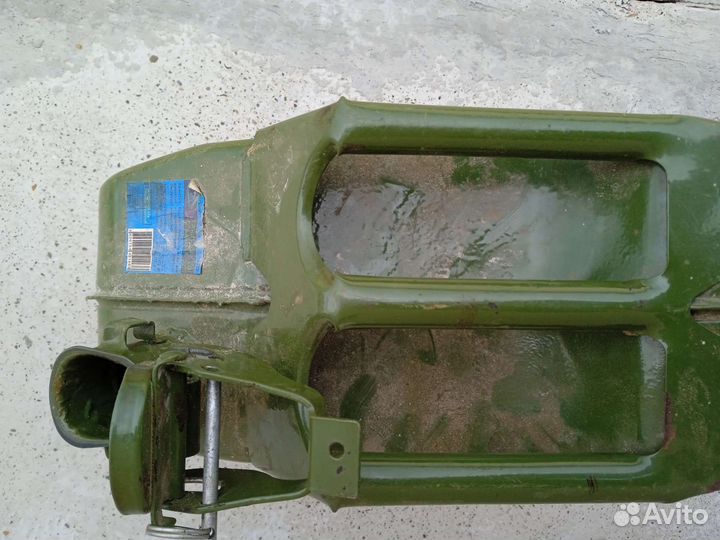 2 канистры для бензина