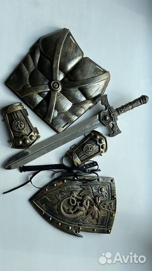 Доспехи, щит, мечь