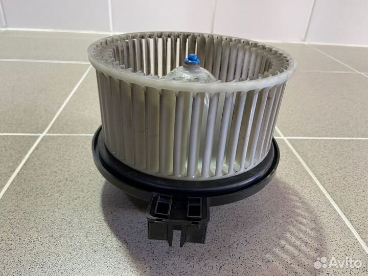 Моторчик печки Mazda Demio 2005 г