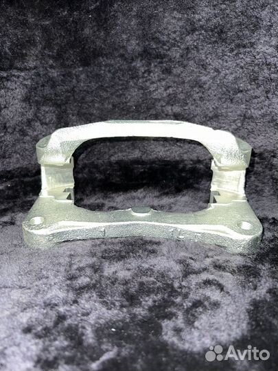 Скоба переднего суппорта правая Паджеро 3 4