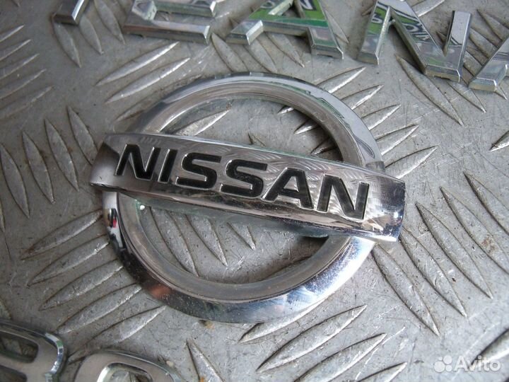 Эмблема крышки багажника Nissan Teana J31 2007г