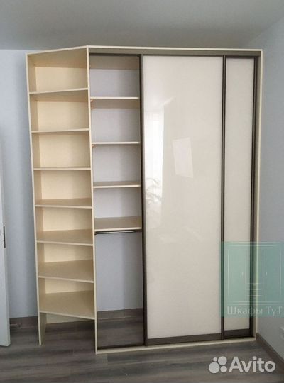 Зеркальный шкаф