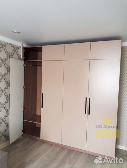 Шкаф с зеркалом