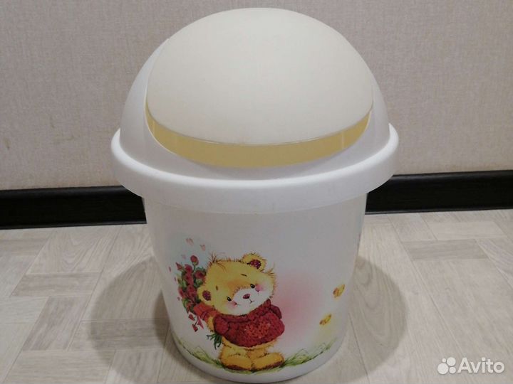 Мусорное ведро с крышкой