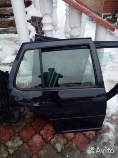 Задняя правая дверь на volkswagen golf 4