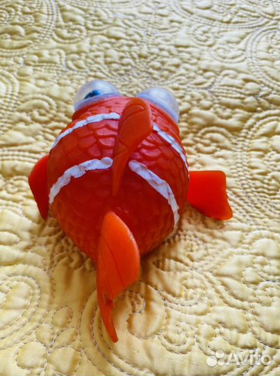 Рыбка игрушка с выпячиваемыми глазами