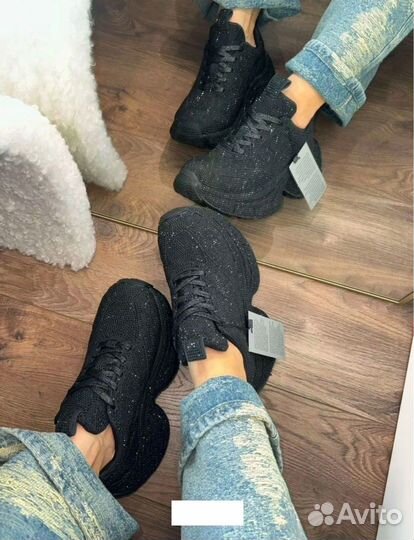 Кроссовки женские