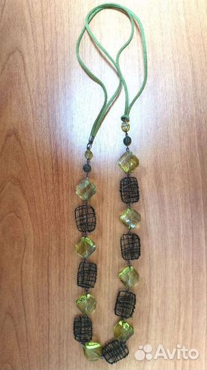 Бусы из замши, металла и пластика