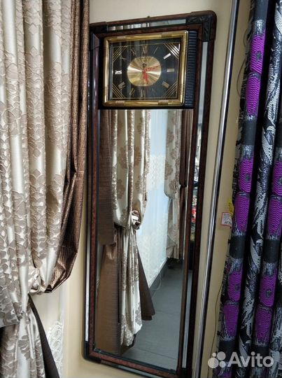 Зеркало с часами