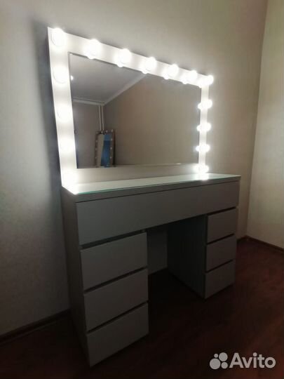 Туалетный столик визажиста гримерное зеркало
