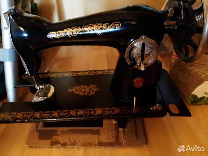 Машинка швейная. на запчасти