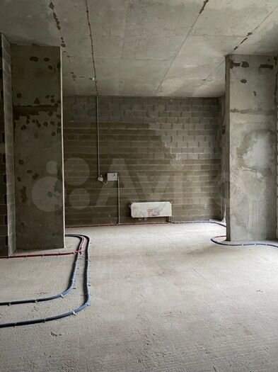 2 входа, потолки 4.5 м, 1 этаж