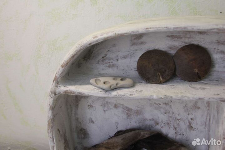 Полка для сувениров, камней, артефактов