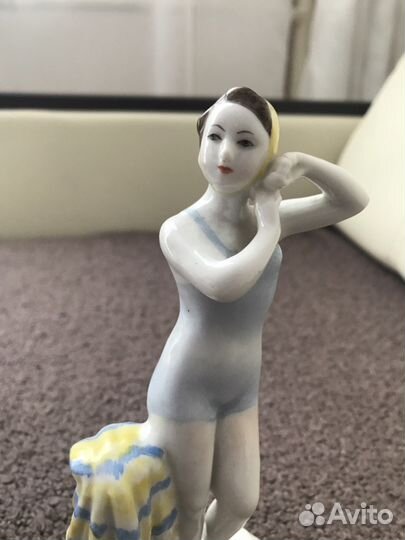 Фарфоровая статуэтка Юная Купальщица