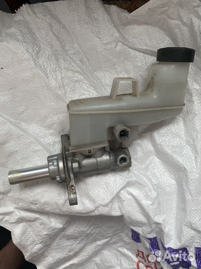 Бочок тормозной жидкости на Тойота Камри оригинал