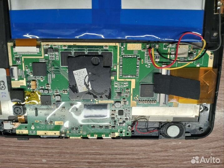 Планшет с разбитым стеклом в левом углу