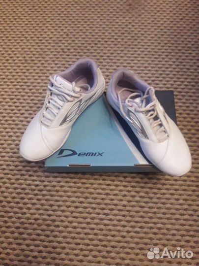 Кроссовки женские