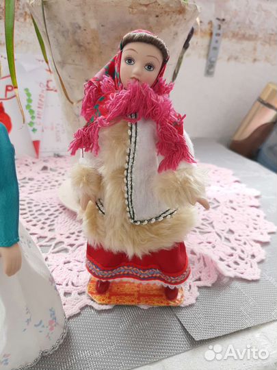 Кукла фарфоровая