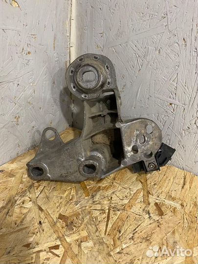 Кронштейн двигателя правый Audi А4 B7