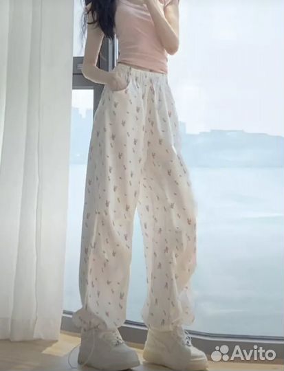 Белые штаны в цветочек