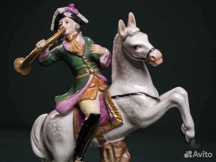 Фарфоровая статуэтка 