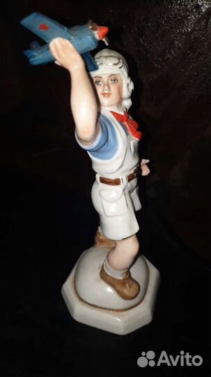 Статуэтка пионер с самолетом