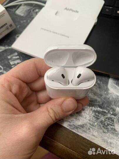 AirPods 2 с зарядных футляром (mrxj2ru/A) оригинал