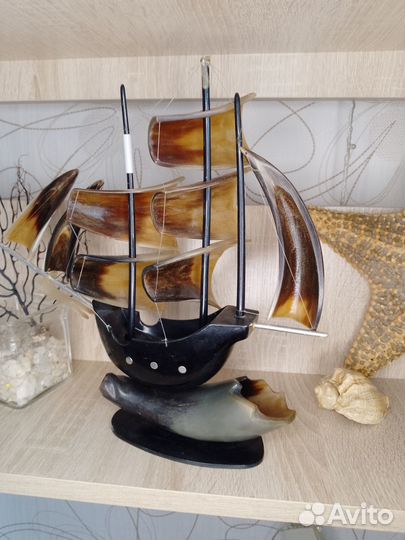 Модель корабля из рога быка и модель из дерева