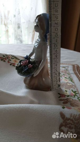Фарфоровая фигурка девочки с цветами