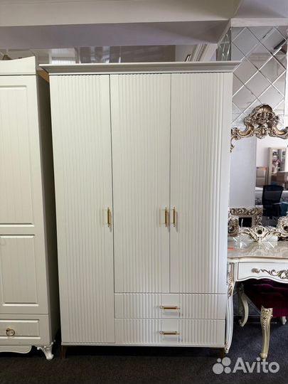Шкаф распашной белый