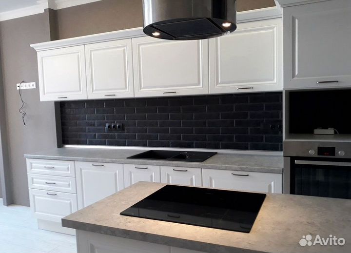 Кухонный гарнитур с каменным островом