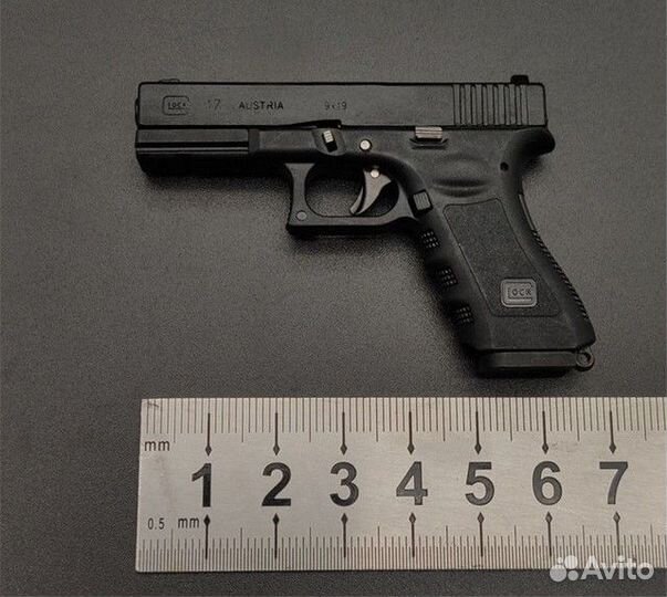 Модель пистолета Glock 17 масштаб 1:3