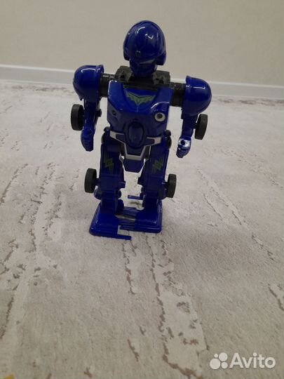 Робот ходит и стреляет,светится