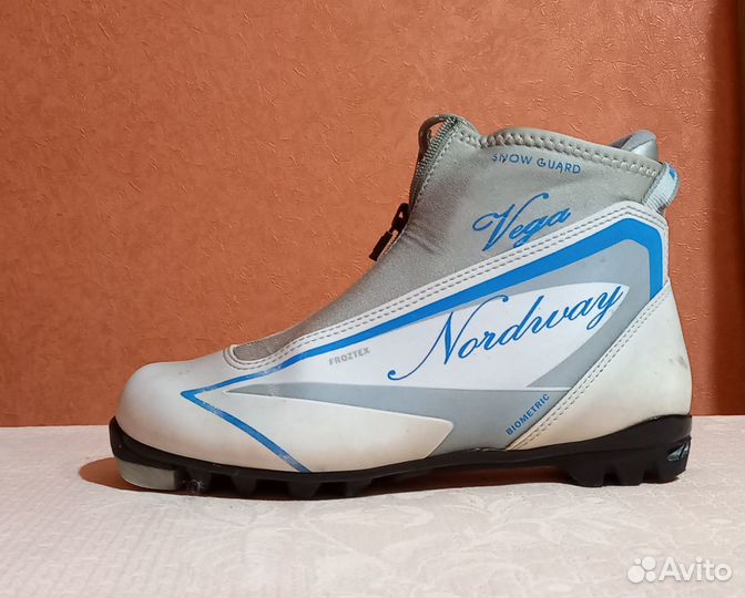 Продаю лыжи и лыжные ботинки