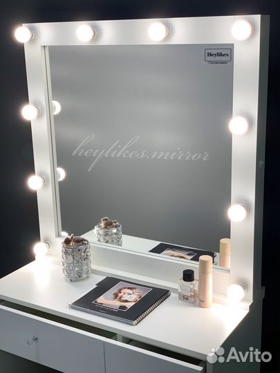 Зеркало с подсветкой и туалетный столик