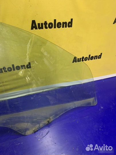 Стекло двери переднее правое Renault Sandero