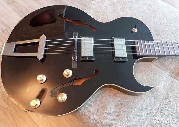 Полуакустическая гитара THE Loar LH-304T