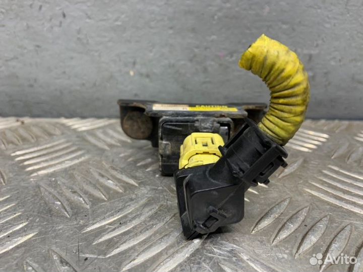 Датчик удара правый Subaru Forester SG/S11