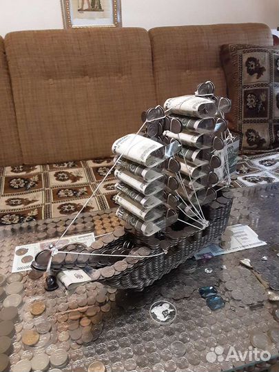 Модель корабля двухмачтового сделанного из монет