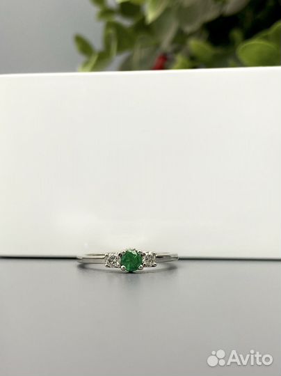 Женское кольцо из белого золота с изумрудом