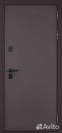 Дверь в квартиру с зеркалом