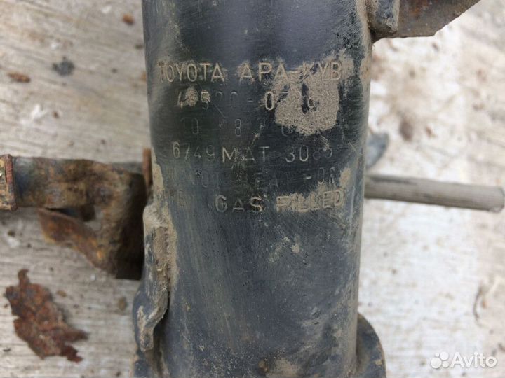 Амортизатор передний стойка Toyota Avensis 250