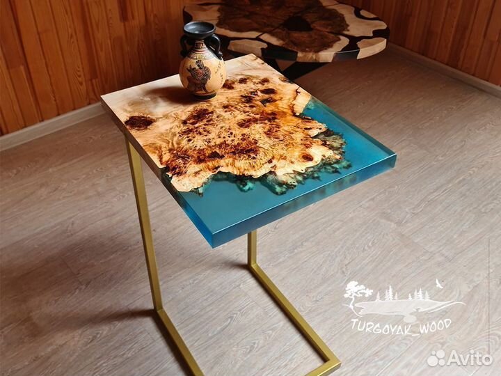 Приставной стол-река из слэба тополя