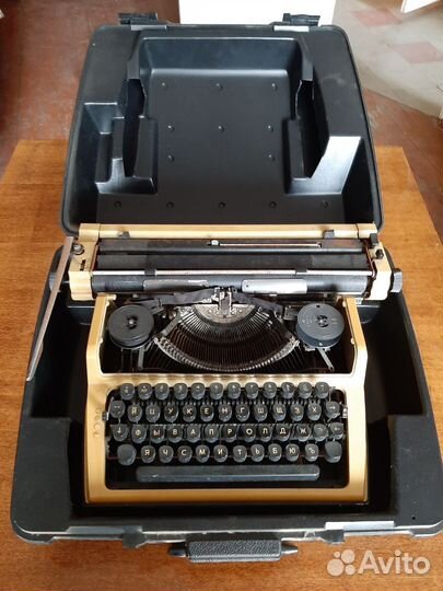Печатная пишущая машинка с футляром