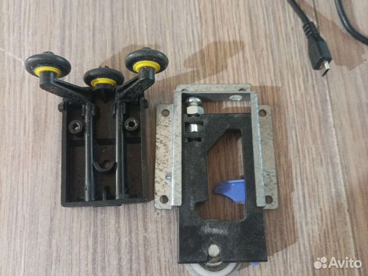 Мебельная фурнитура ролики для шкафа купе